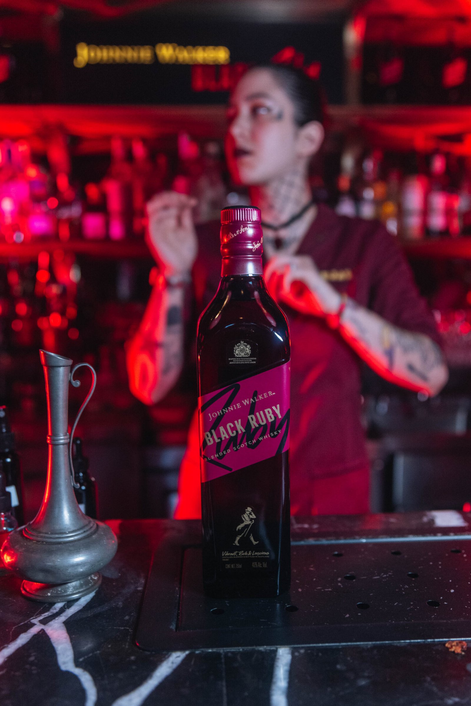 J.w. Ruby JOHNNIE WALKER BLACK RUBY, UN ESPECTÁCULO DE RUBÍES QUE TOMA LA CIUDAD ...