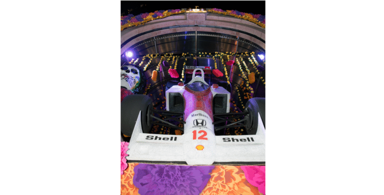 El Hotel Marquis Reforma vuelve a sorprender: con un monumental auto de Fórmula 1 del Catrín de Ayrton Senna recubierto en chaquira, que cuelga de su fachada este Día de Muertos.