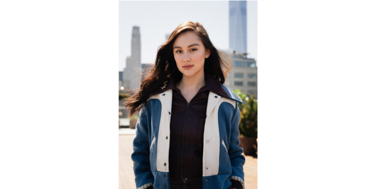 Coach anuncia a Lola Tung como embajadora global